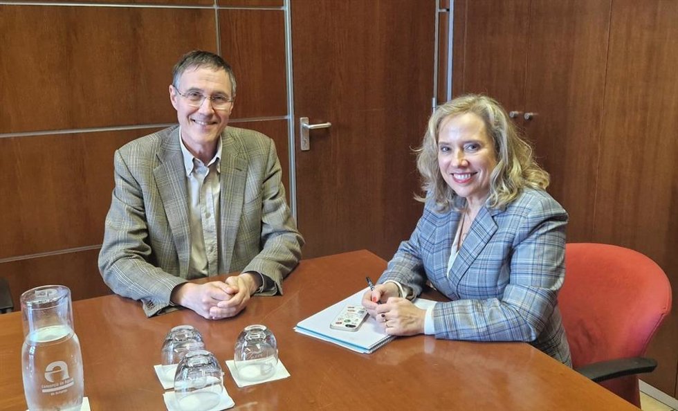 Philippe Meyran, CEO de ArcelorMittal; y Belarmina Díaz, consejera de Transición Ecológica, Industria y Comercio.