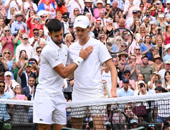 Archivo - Novak Djokovic of Serbia consoles Jannik Sinner of Italy at the net after the match during the 2022 Wimbledon Championships, Grand Slam tennis tournament on July 5, 2022 at All England Lawn Tennis Club in Wimbledon near London, England - Photo A