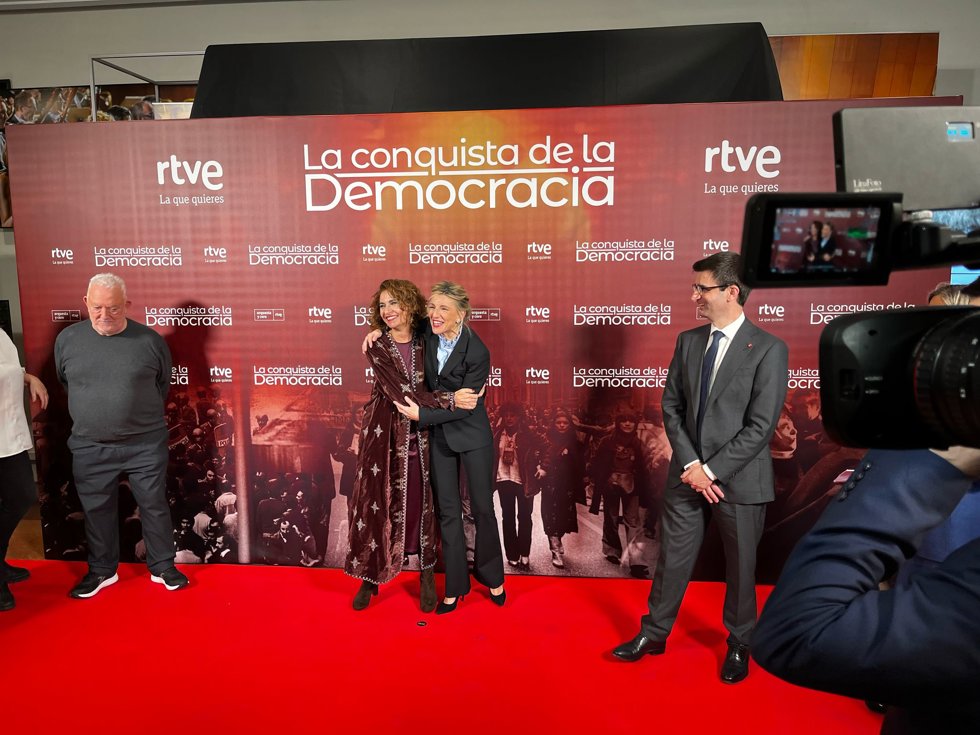 La vicepresidenta primera y ministra de Hacienda, María Jesús Montero (2i), y la vicepresidenta segunda y ministra de Trabajo y Economía Social, Yolanda Díaz (2d), durante el photocall del acto de presentación de la serie documental 'La conquista de la 