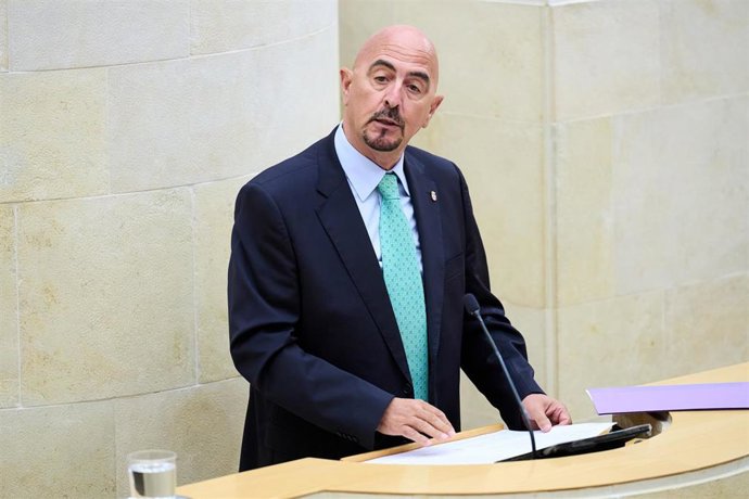 Archivo - El consejero de Salud del Gobierno de Cantabria, César Pascual 