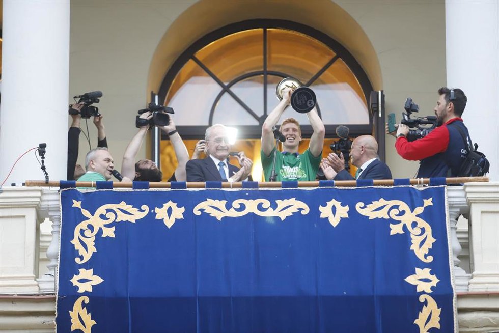Archivo - El jugador de Unicaja Baloncesto, Alberto Diaz, (d) ofrece la copa a la ciudad de Málaga junto al alcalde de Málaga, Francisco de la Torre, (i) durante la celebración de la Copa el Rey conquistada por el Unicaja Baloncesto.