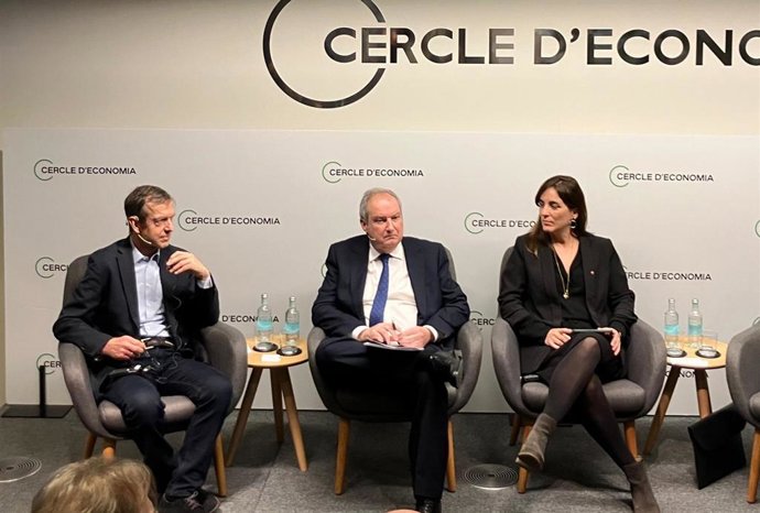 El director del Institute for European Policymaking de la Universidad de Bocconi, Daniel Gros; el ministro de Industria y Turismo, Jordi Hereu, y la consellera de Investigación y Universidades de la Generalitat, Núria Montserrat.