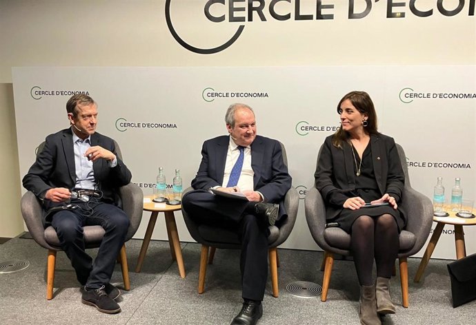 El director del Institute for European Policymaking de la Universidad de Bocconi, Daniel Gros; el ministro de Industria y Turismo, Jordi Hereu, y la consellera de Investigación y Universidades de la Generalitat, Núria Montserrat.