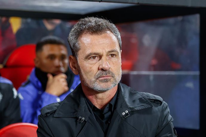 Diego Cocca, técnico do Real Valladolid, observa durante a partida de futebol da Liga Espanhola, LaLiga EA Sports, disputada entre Rayo Vallecano e Real Valladolid CF no Estadio de Vallecas em 7 de fevereiro de 2025, em Madri, Espanha.
