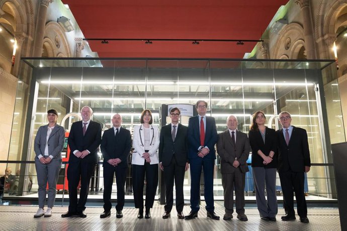 Los asistentes al acto de presentación ante el nuevo computador cuántico del Barcelona Supercomputing Center.