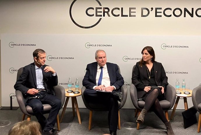 El director de l'Institute for European Policymaking de la Universitat de Bocconi, Daniel Gros; el ministre d'Indústria i Turisme, Jordi Hereu, i la consellera de Recerca i Universitats de la Generalitat, Núria Montserrat.