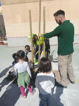 Niños del CEIP Nuestra Señora del Carmen plantar árboles en su patio dentro del Plan Floresta