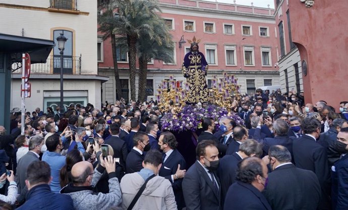 Archivo - El paso del Señor del Soberano Poder, de la Hermandad de los Panaderos, llegando a la plaza de San Francisco durante el Vía-Crucis del Consejo de Hermandades de Sevilla, a 7 de marzo de 2022 