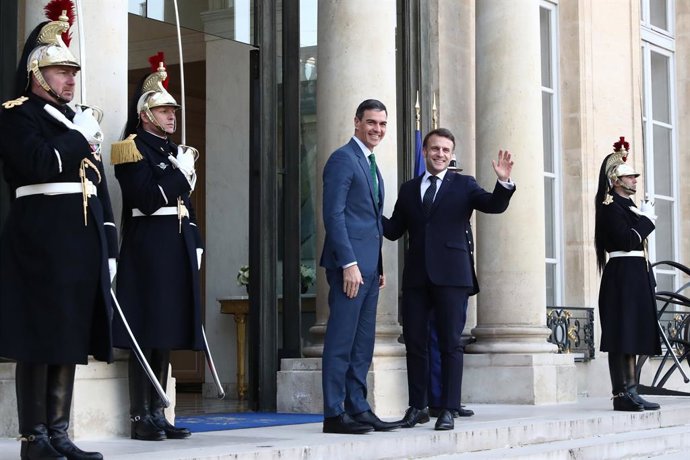 El presidente del Gobierno, Pedro Sánchez (i), saluda al  el presidente de la República Francesa, Emmanuel Macron (d), durante la  Reunión de Alto Nivel sobre la situación en Ucrania, en el Palacio del Elíseo, a 17 de febrero de 2025, en París (Francia).