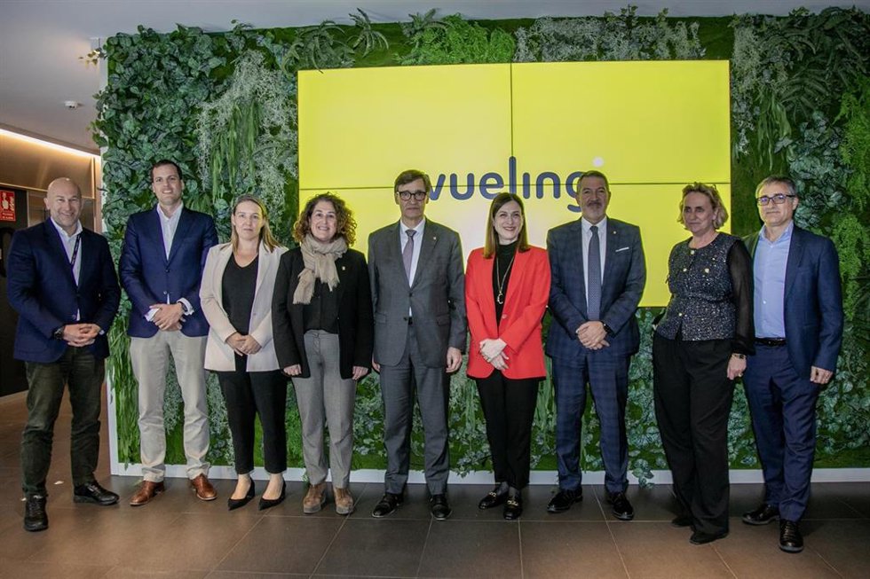 El presidente de la Generalitat, Salvador Illa, y el conseller de Empresa y Trabajo, Miquel Smper, se reúnen con la presidenta y ceo de Vueling, Carolina Martinoli