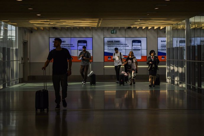 Archivo - July 24, 2024, Toronto, On, Canada: Travellers walk through Pearson Airport in Toronto, Wednesday, July 24, 2024.