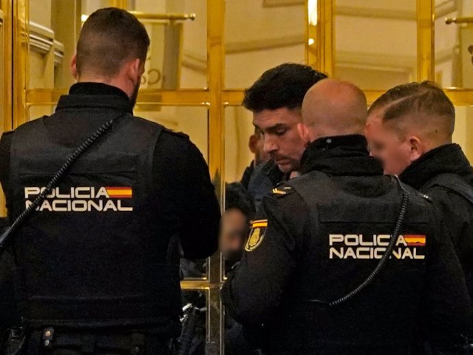 Jacobo Ostos habla con la policía tras el altercado con su hermano Jaime Ostos