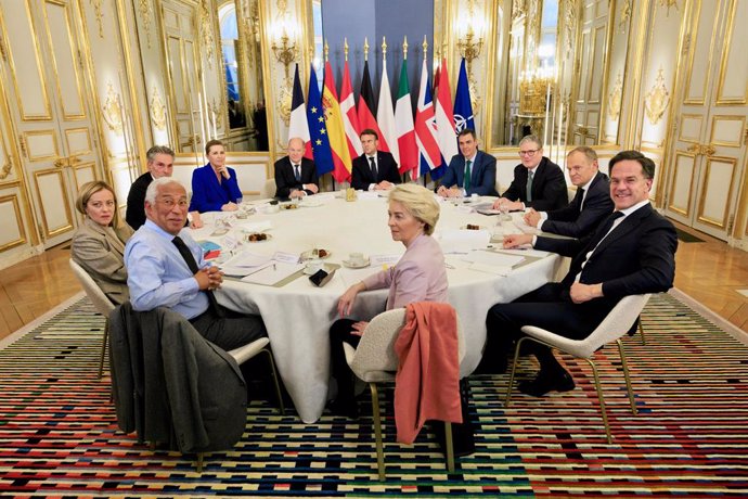 El presidente del Gobierno, Pedro Sánchez (4i), durante la Reunión de Alto Nivel sobre la situación en Ucrania, en el Palacio del Elíseo, a 17 de febrero de 2025, en París (Francia).