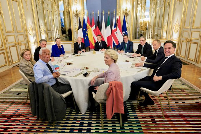 O Presidente do Governo, Pedro Sánchez (4i), durante a Reunião de Alto Nível sobre a situação na Ucrânia, no Palácio do Eliseu, em 17 de fevereiro de 2025, em Paris (França).