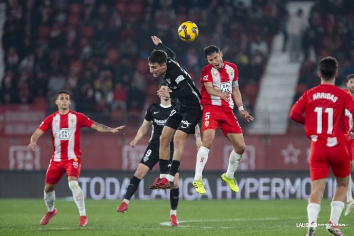 El Almería salva un punto ante el Elche con uno menos