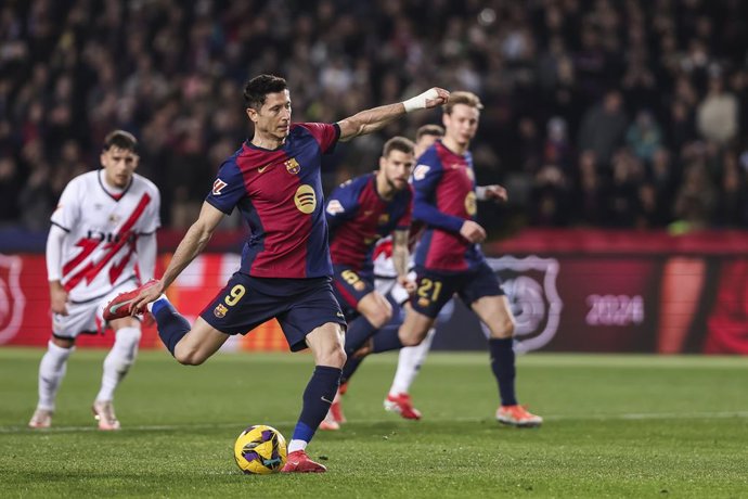 Robert Lewandowski, do FC Barcelona, em ação durante a partida de futebol do Campeonato Espanhol, La Liga EA Sports, disputada entre FC Barcelona e Rayo Vallecano no Estadio Olimpico de Montjuic em 17 de fevereiro de 2025 em Barcelona, Espanha.