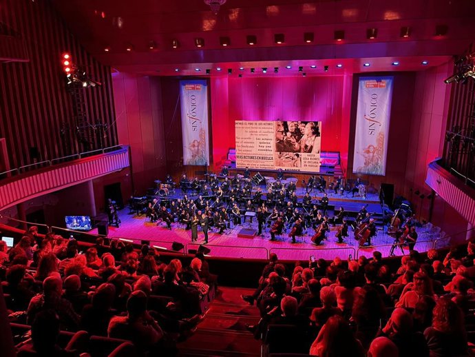 Xabier Fortes junto a la cantante Ana Belén durante la presentación del documental de RTVE ‘La conquista de la Democracia’ en el Teatro Monumental de  Madrid, el 17 de febrero de 2025.