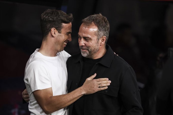 Inigo Perez, técnico do Rayo Vallecano, cumprimenta Hansi Flick, técnico do FC Barcelona, durante a partida de futebol da La Liga EA Sports, disputada entre FC Barcelona e Rayo Vallecano no Estadio Olimpico de Montjuic, em 17 de fevereiro de 2025, em Ba