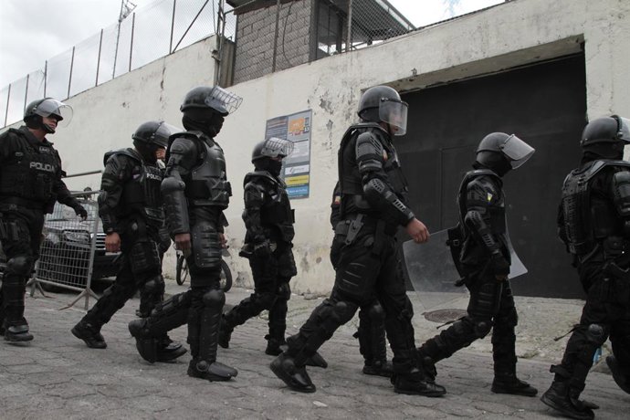 Archivo - QUITO, Jan. 10, 2024 -- Patrulha da polícia equatoriana em Quito, Equador, 9 de janeiro de 2024. O presidente do Equador, Daniel Noboa, declarou na terça-feira um "conflito armado interno" e mobilizou o exército para combater o crime organizado 
