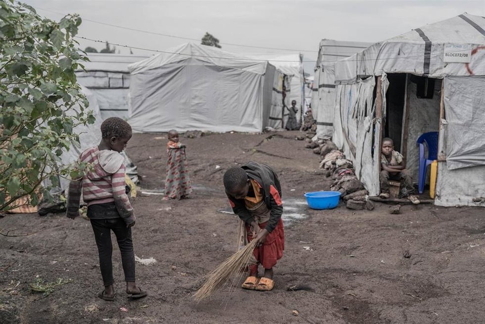 Archivo - Imagen de archivo de niños desplazados en un campamento de refugiados a las afueras de Goma, capital de Kivu Norte, en el este de RDC