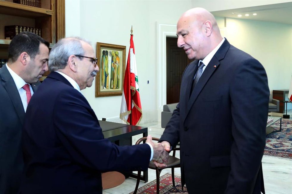 Archivo - El primer ministro libanés, Nawaf Salam, saluda al presidente del país, el general  Joseph Aoun 