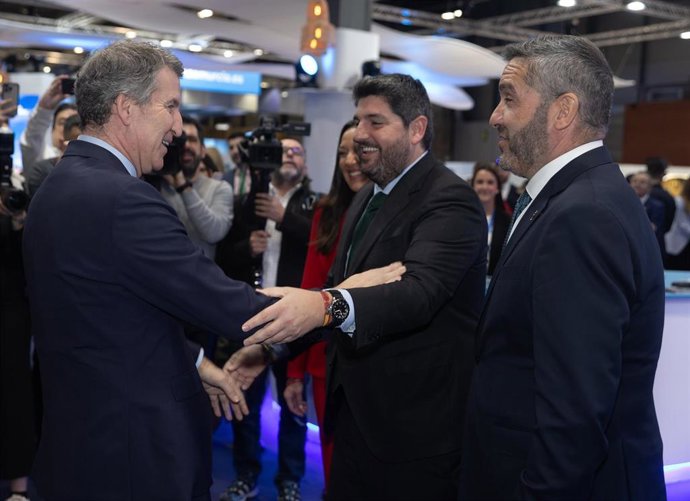 El presidente del Partido Popular, Alberto Núñez Feijóo (i), saluda al presidente del Gobierno de la Región de Murcia, Fernando López Miras (d), durante su visita al estand de la Región de Murcia, en la Feria Internacional de Turismo (FITUR), en IFEMA Mad