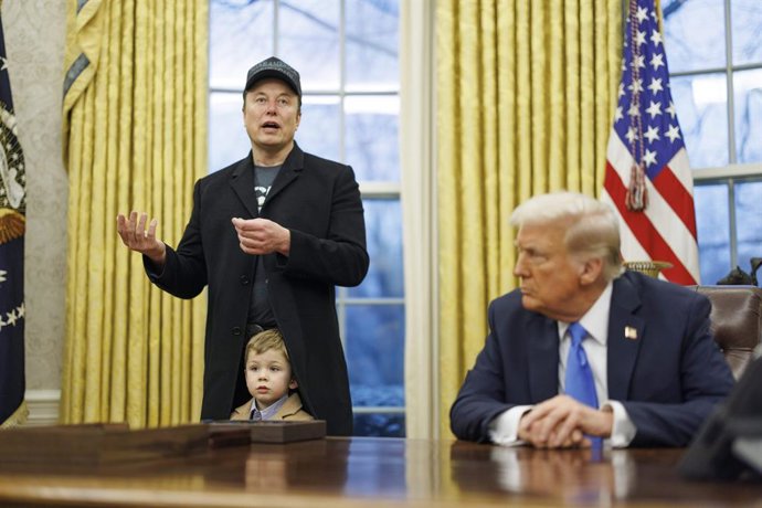 O bilionário Elon Musk e seu filho no Salão Oval com o presidente dos EUA, Donald Trump.