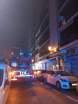 Bombardeiros de Valência apagam um incêndio no bairro de La Petxina.