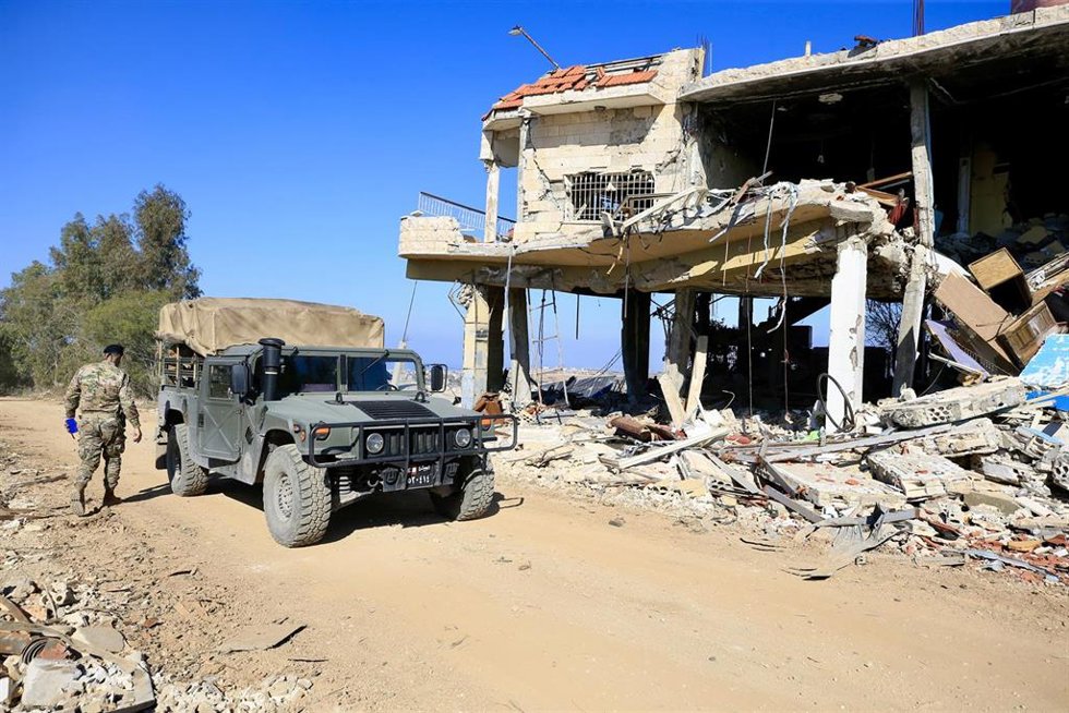 Archivo - Un soldado de Líbano tras la retirada del Ejército de Israel de la localidad de Tair Harfa, en el sur de Líbano (archivo)