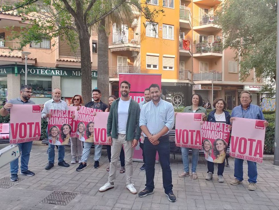 Archivo - Los candidatos en la lista de Sumar en Baleares, Juanjo Martinez y Borja Crucelaegui, durante el inicio de campaña para las elecciones europeas del 9J con la pegada de carteles en la plaza Barcelona.