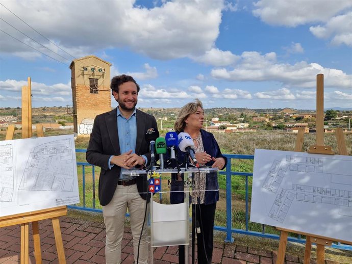 La consejera de Educación, Cultura y Deportes del Gobierno de Aragón, Tomasa Hernández, y el presidente de la DPH y alcalde de Monzón, Isaac Claver.