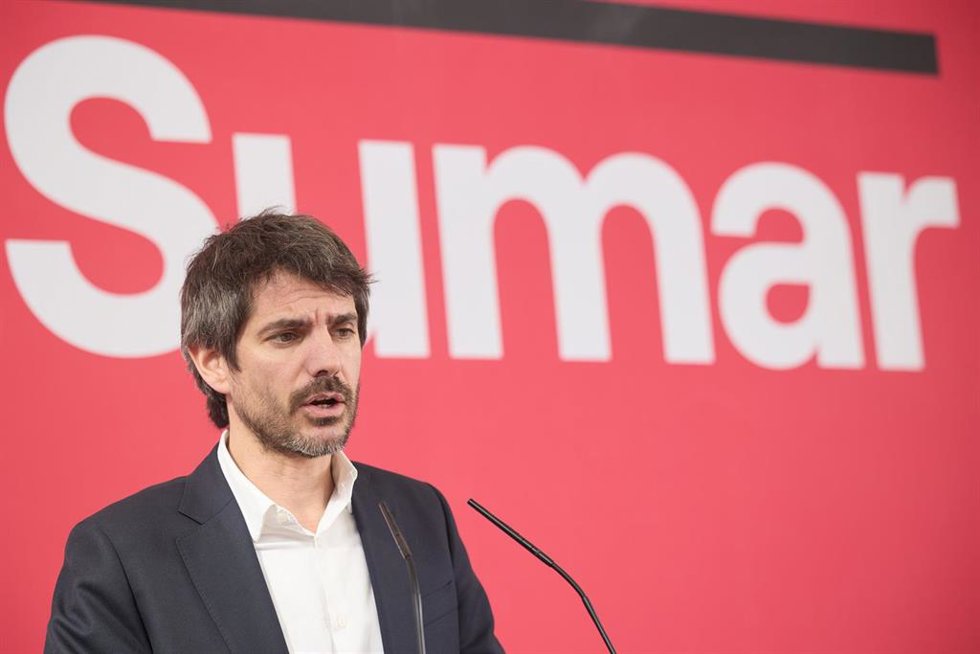 El portavoz de Sumar, Ernest Urtasun, durante una rueda de prensa en el Espacio Rastro, a 17 de febrero de 2025, en Madrid (España).
