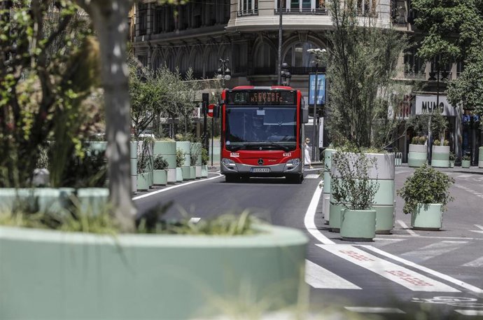 Archivo - Un autobús de la línea C1