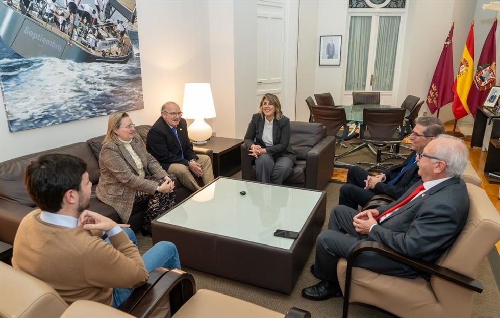 La alcaldesa, Noelia Arroyo, el concejal Ignacio Jáudenes, los Hermanos Mayores de las Cofradías California, Marraja, del Resucitado y el Socorro y la nueva Nazarena Mayor
