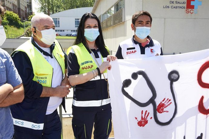 Archivo - Varias personas con una pancarta que reza 'Stop Agresiones a Sanitarios' se manifiestan en el centro de Salud Los Castros, a 8 de mayo de 2022, en Santander, Cantabria, (España).