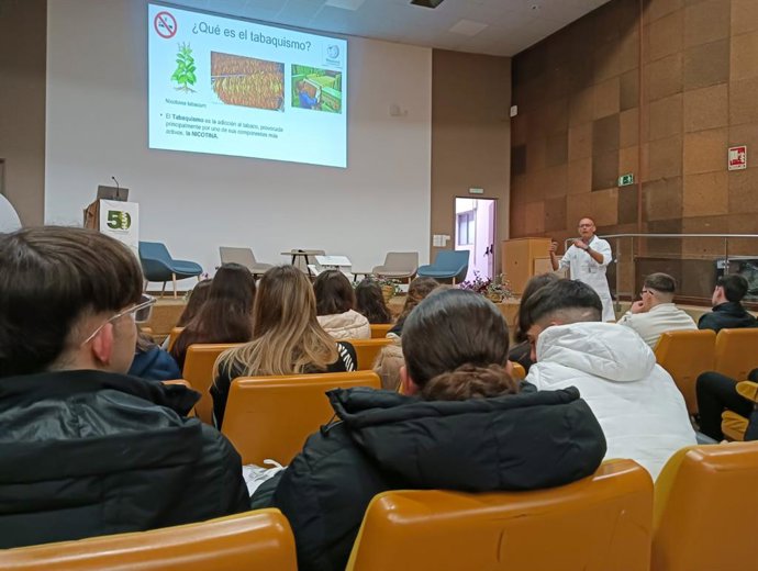 El Hospital Macarena imparte una charla sobre los efectos nocivos del cigarrillo electrónicod a los estudiantes del IES Carlos Haya y del Centro Educativo Ribamar