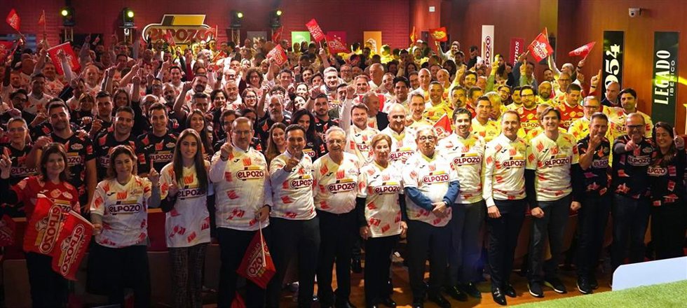 Equipo de Marketing y Comercial de El Pozo Alimentación vistiendo la misma camiseta