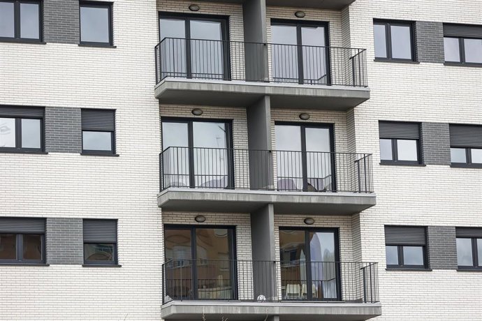 Archivo - Vista del edificio donde se han reubicado a las familias afectadas por el incendio de Campanar, a 27 de febrero de 2024, en València, Comunidad Valenciana (España). Un total de cien familias que han perdido sus viviendas en el incendio de Campan