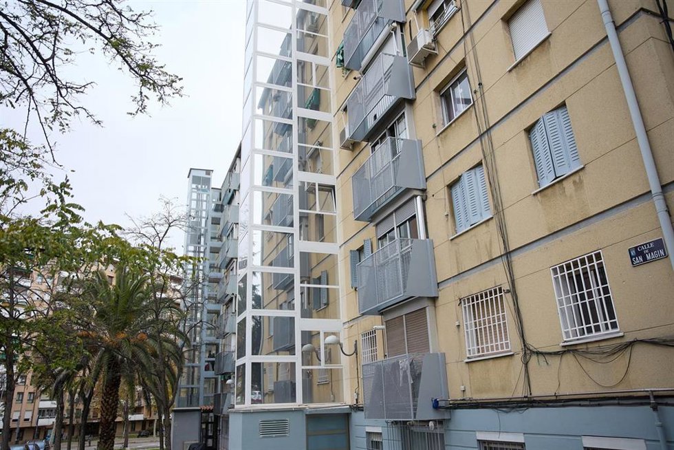 Archivo - Dos ascensores instalados en la fachada de un edificio en la calle Marcelo Usera de Madrid. 