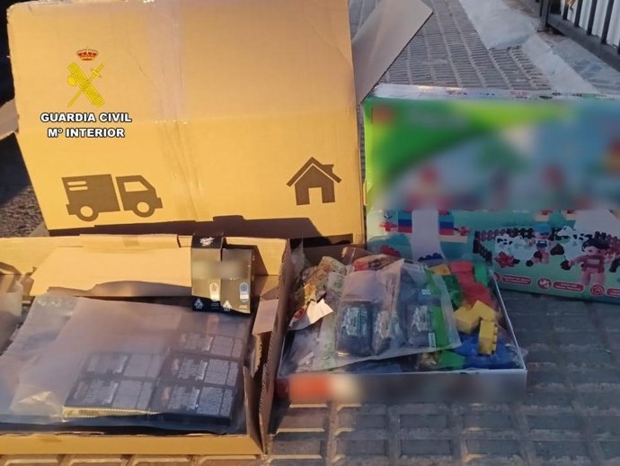 Dos detenidos en Orihuela Costa (Alicante) acusados de tráfico de drogas que ocultaban en cajas de juguetes.