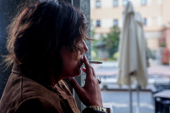 Archivo - Una persona fumando en la calle, a 20 de septiembre de 2024, en Madrid (España).