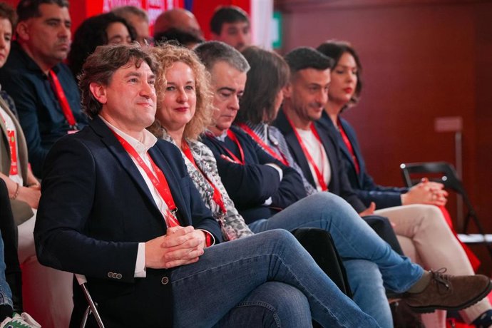 El secretario general del PSE-EE, Eneko Andueza (i), durante la clausura del 10º Congreso del PSE-EE, en el Palacio de Congresos y Auditorio Kursaal.