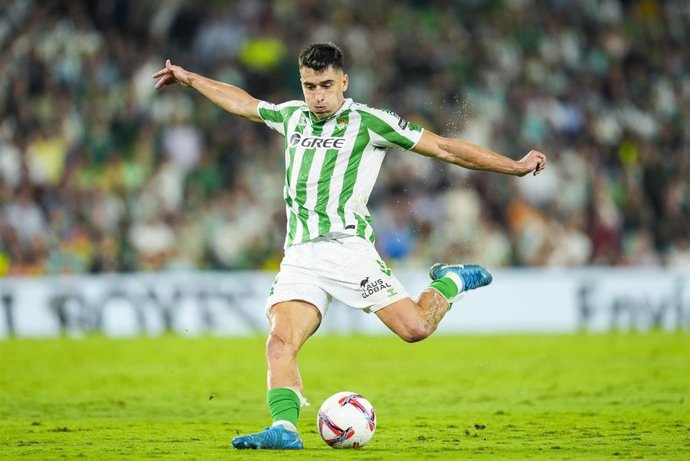 Archivo - El centrocampista Marc Roca durante un partido en el Benito Villamarín.