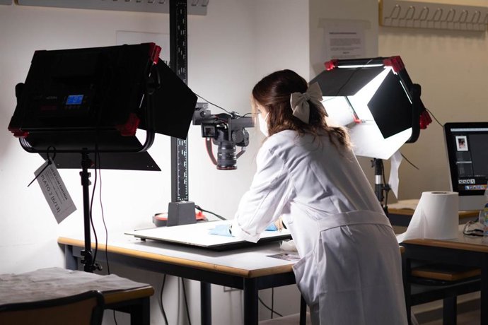 Especialista recuperndo fotos dañadas por dana