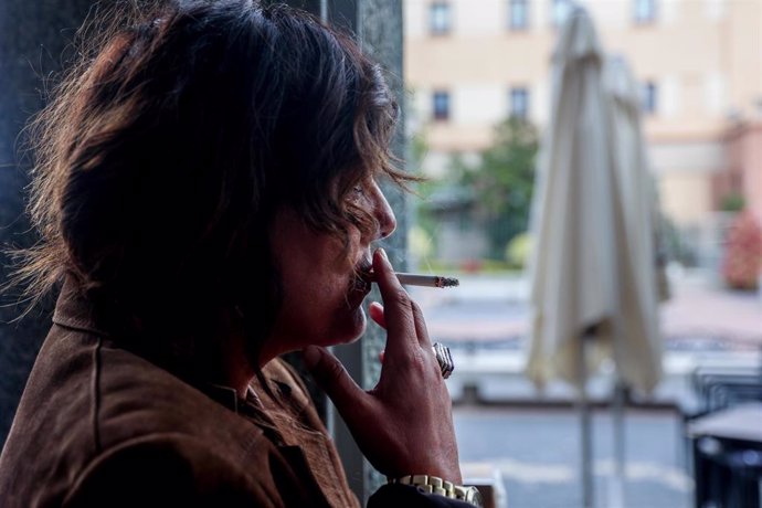 Archivo - Una persona fumando en la calle, a 20 de septiembre de 2024, en Madrid (España).