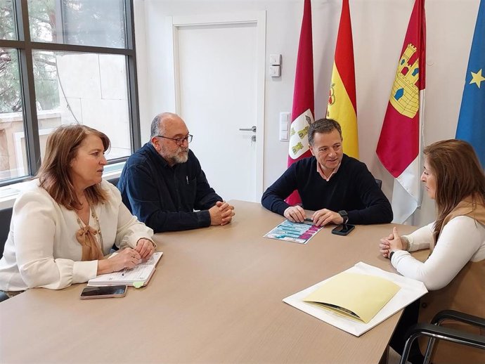 El alcalde de Albacete Manuel Serrano y la concejala de Calidad de Vida, Llanos Navarro, con representantes de Talitha.