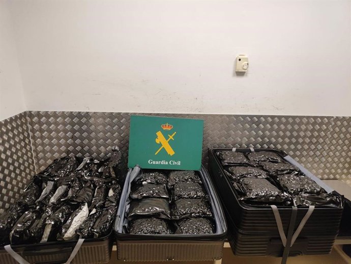 Cuatro detenidos con 158 kilogramos de marihuana en el aeropuerto de Barajas
