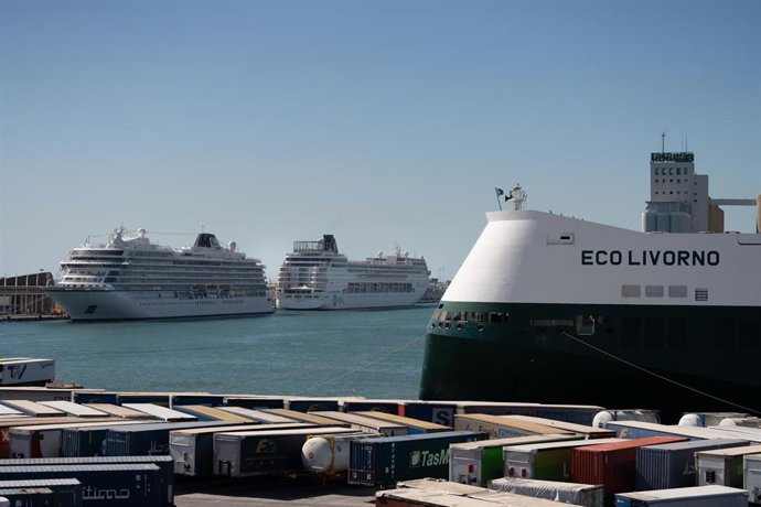 Archivo - Cruceros en el Puerto de Barcelona.