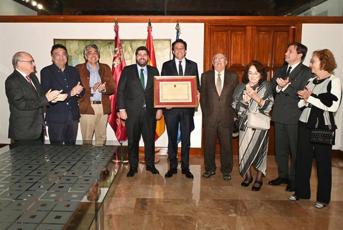 López Miras entrega a Darío Gil el Diploma de Servicios Distinguidos de la Comunidad por su trayectoria y liderazgo tecnológico