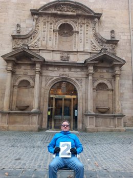 El actor riojano, César Vea, encara su segundo día de huelga de hambre frente al Parlamento de La Rioja